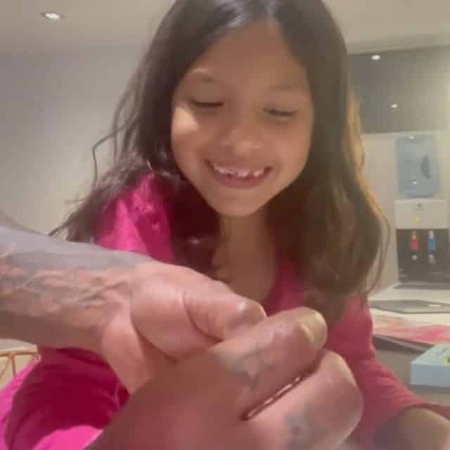 Booba papa ultra attentionné il vernit les doigts de sa fille Luna !