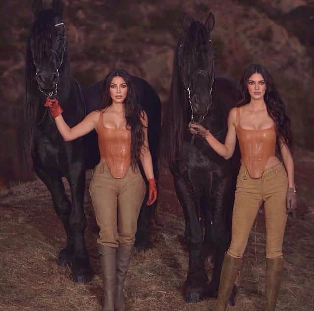 Kim Kardashian et Kendall Jenner très sexy et chics en mode cowgirls !