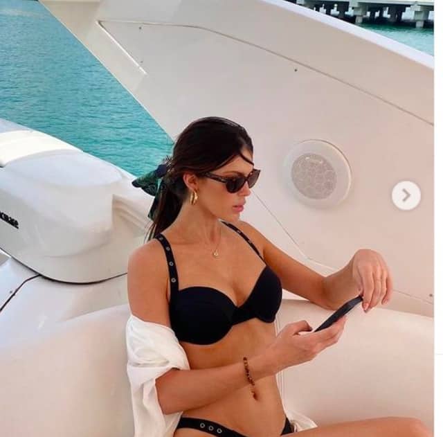 Iris Mittenaere canon en bikini sur un superbe yacht à Dubaï !