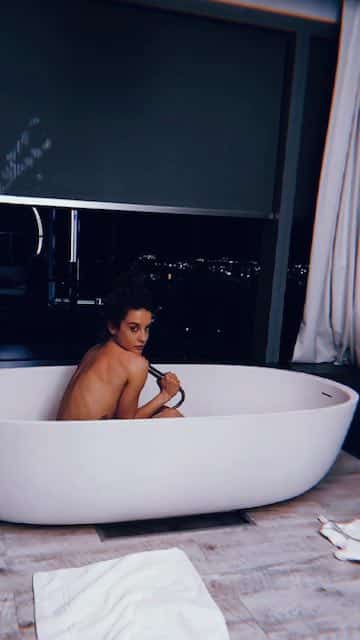 María Pedraza torride toute nue dans sa baignoire sur Instagram !
